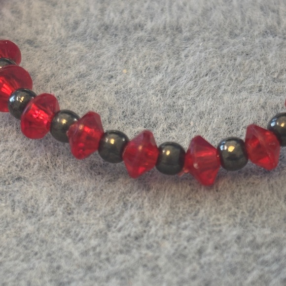 Elegant Red and Black Beaded Bracelets - Picture 3 of 4